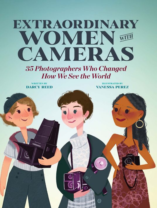 EXTRAORDINARY WOMEN WITH CAMERAS (HARDCOVER)